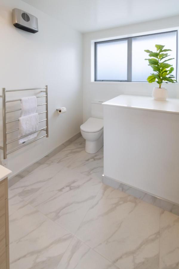 Upper Riccarton Dream - 2 Bed 2 Bath W/Carpark Appartement Christchurch Buitenkant foto