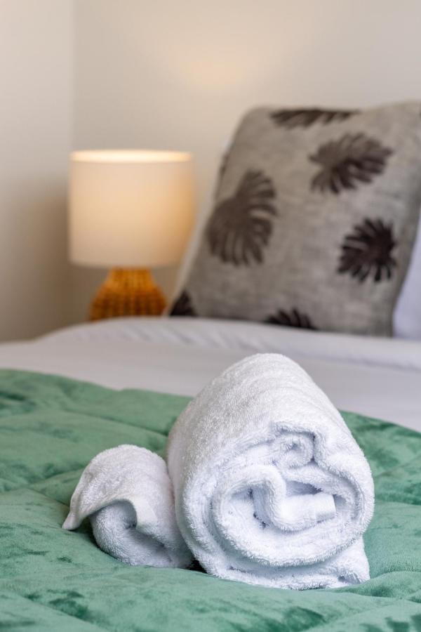 Upper Riccarton Dream - 2 Bed 2 Bath W/Carpark Appartement Christchurch Buitenkant foto